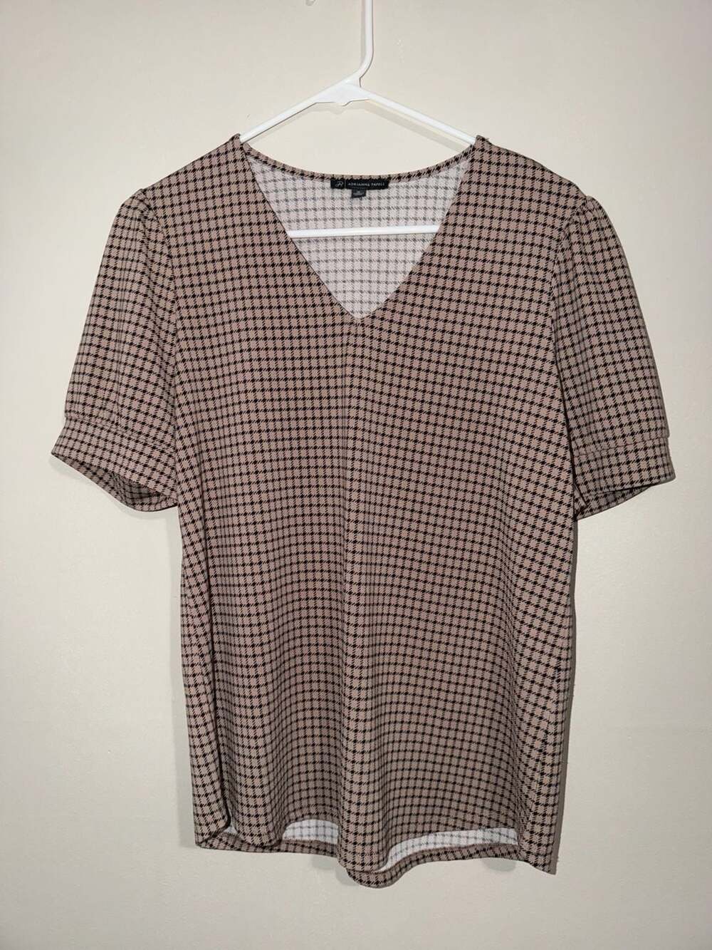 Adrianna Papell Houndstooth Blouse Size M Brown V-Neck Short Sleeve